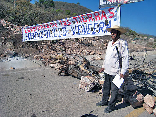The sit-in strike of the community members of Carrizalillo in protest of the mining company © CDH Tlachinollan The sit-in strike of the community members of Carrizalillo in protest of the mining company © CDH Tlachinollan